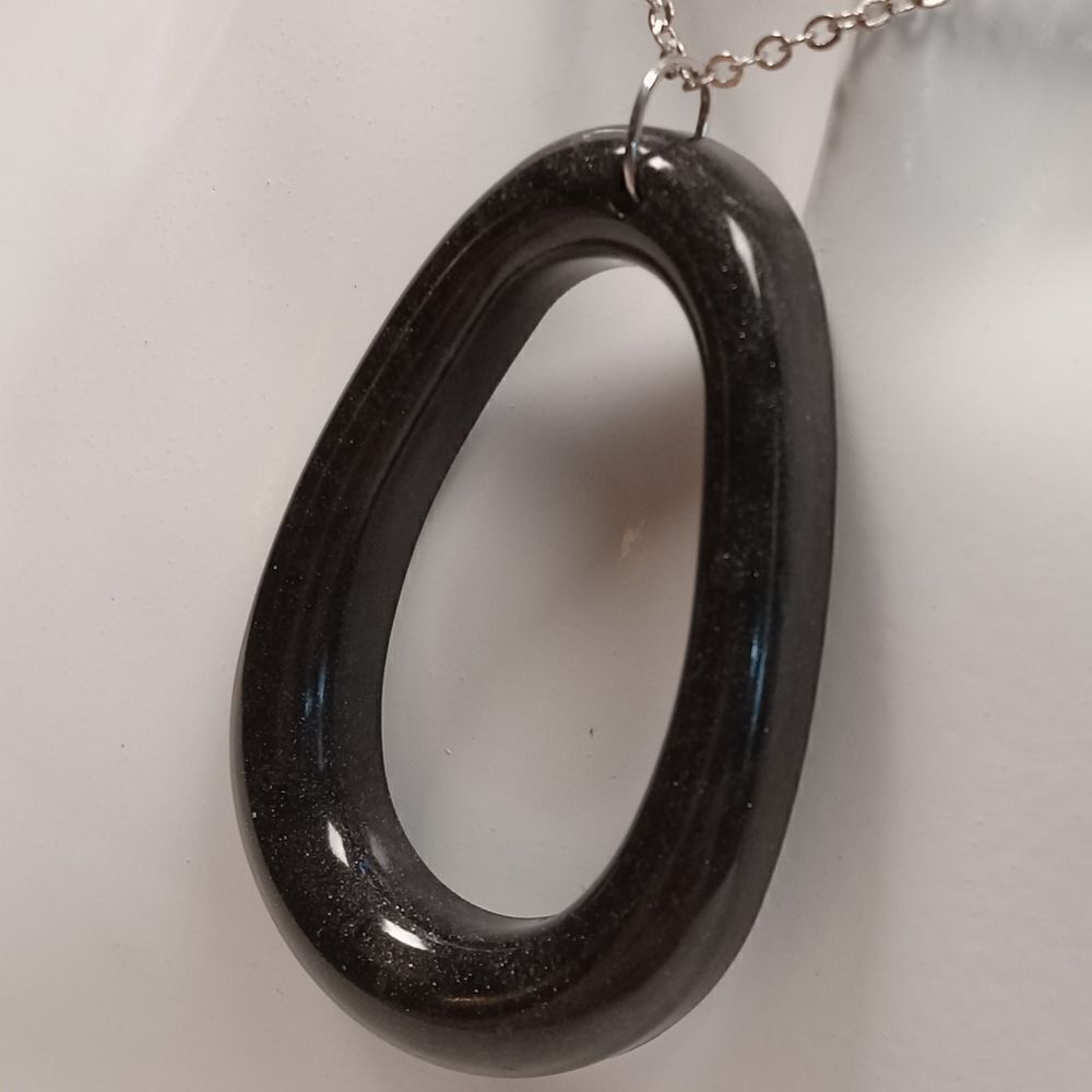 CLEARANCE Black oval resin pendant necklace - Picture 4 of 6